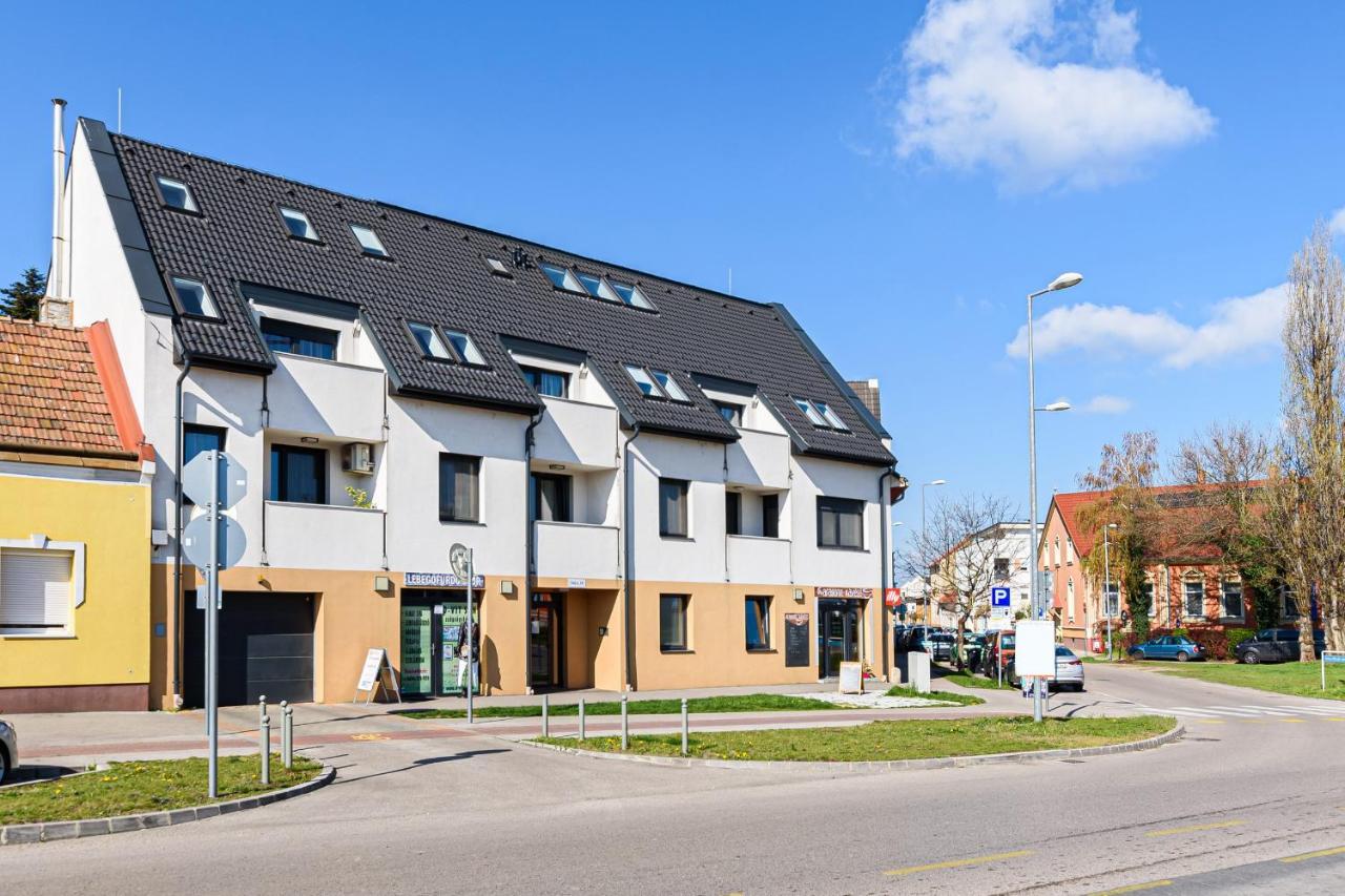 Hid19 Apartman Gyor Belvaros-Free Parking-Terrace Az Rq Vizi Elmenypark Es Gyogyfuerdonel Екстериор снимка